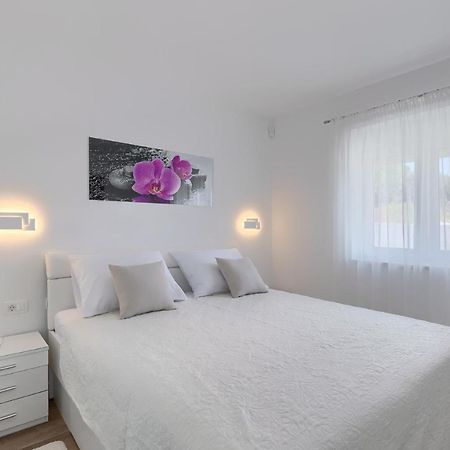 Exclusive Apartments Ellen & Micol-With 3 Free Mountain Bikes Pjescana Uvala Exterior photo